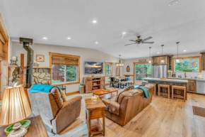Tahoe Retreat with Scenic Views and Spacious Deck